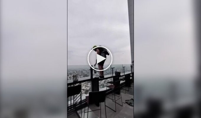 Бейсджампер прыгнул с крыши 41-го этажа, когда персонал умолял остановиться