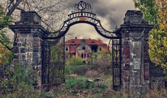 Atmospheric abandoned places (22 photos)