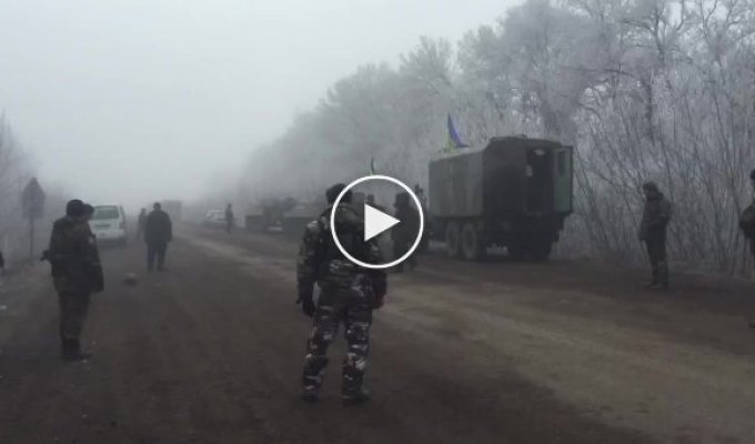 Дебальцево. Украинские военные играют в футбол