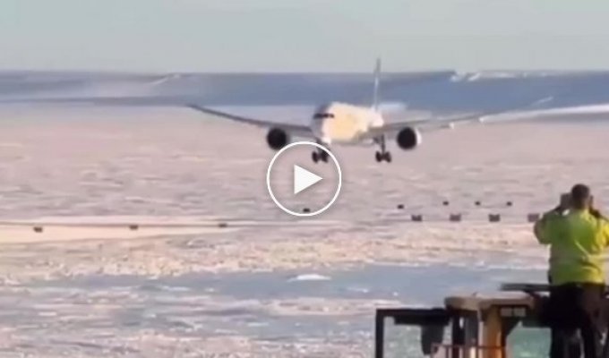 Boeing 787 впервые в истории приземлился в Антарктиде