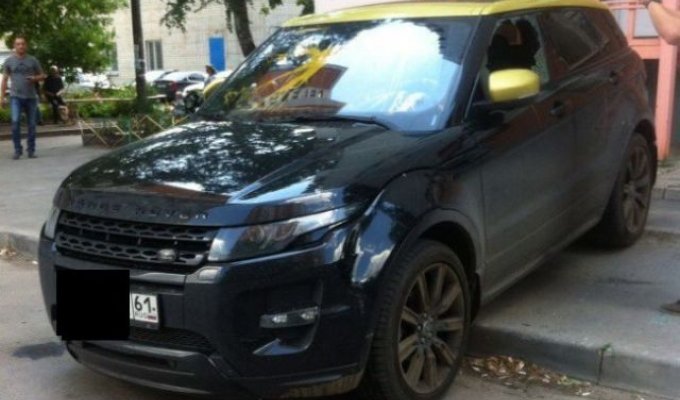 В Ростове-на-Дону злоумышленники облили краской салон кроссовера Range Rover Evoque (7 фото)