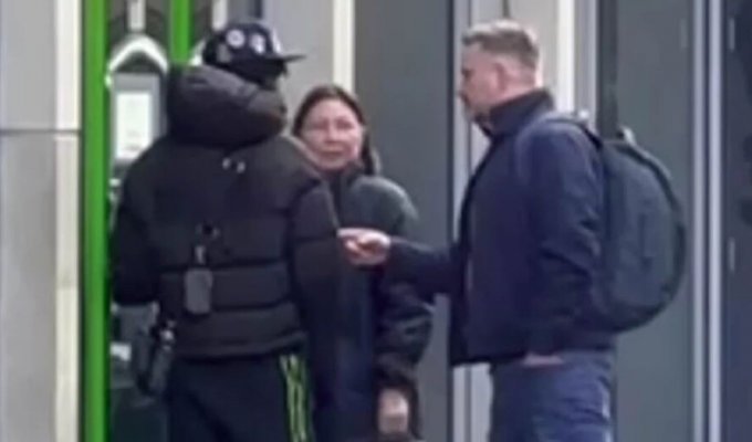 A passerby stood up for a woman who was robbed at an ATM (6 photos + 1 video)