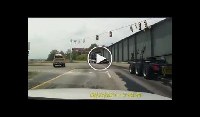 Епик фейл водителя грузовика с крупногабаритным грузом