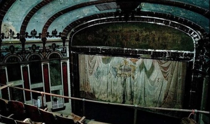 Заброшенные театры (36 фото)