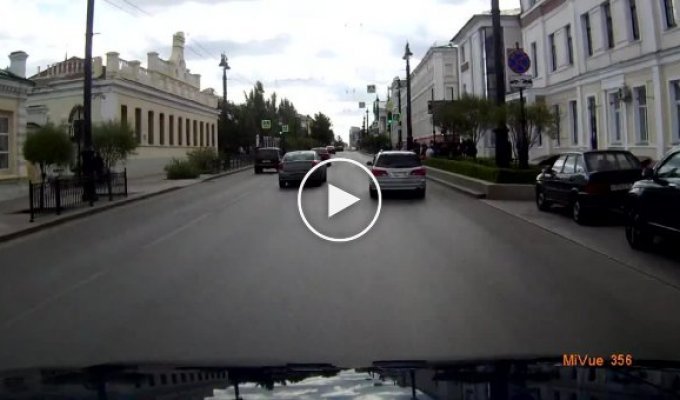 В Омске пожилому пешеходу не удалось перебежать дорогу на красный