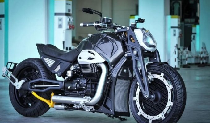 Російський мотоцикл «Мономах» з частинкою двигуна від представницького Aurus (8 фото)