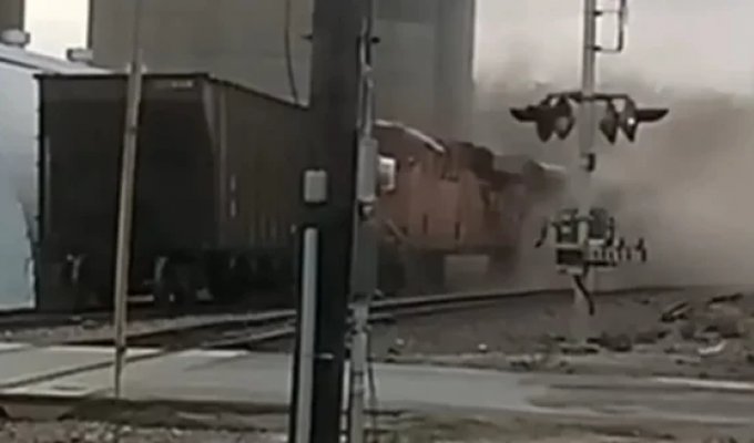 Подросток намеренно "заставил" поезд разбиться, чтобы снять ролик для YouTube (3 фото + 1 видео)