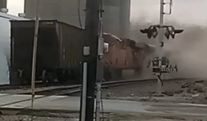 A teenager deliberately "caused" a train to crash in order to film a video for YouTube (3 photos + 1 video)