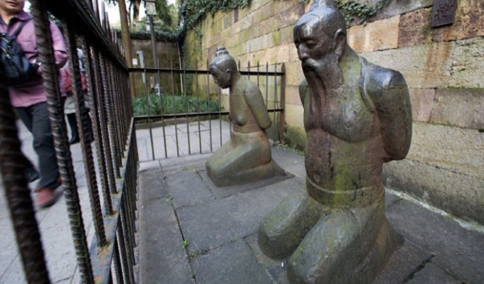 A statue on which the Chinese urinate, but tourists are not allowed (6 photos)