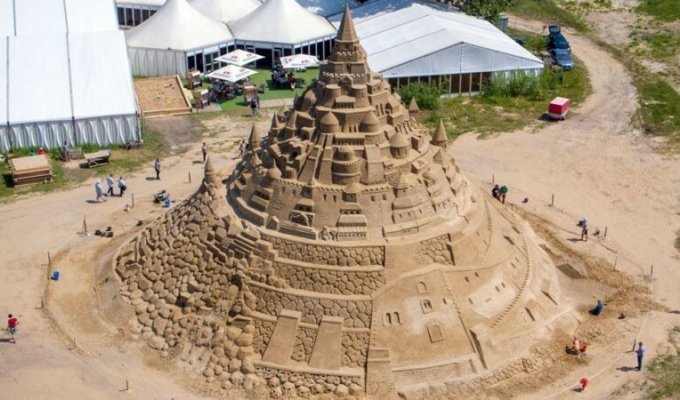 В Германии построили самый высокий в мире замок из песка (9 фото)