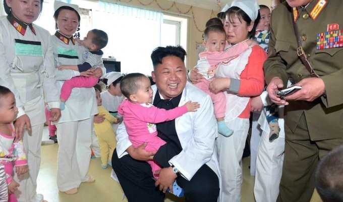 Ким Чен Ын поиграл с воспитанниками детского дома (5 фото)