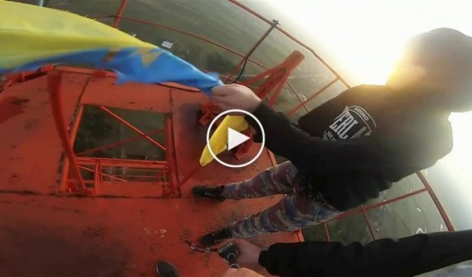 В Гощанском районе руферы на четь воинов АТО подняли флаг Украины на высоте 170 метров