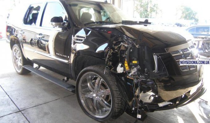 Разбитый Cadillac Escalade Тайгера Вудса (22 фото)