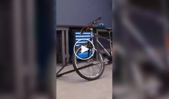 На видео сняли, как сделать катамаран из велосипеда своими руками