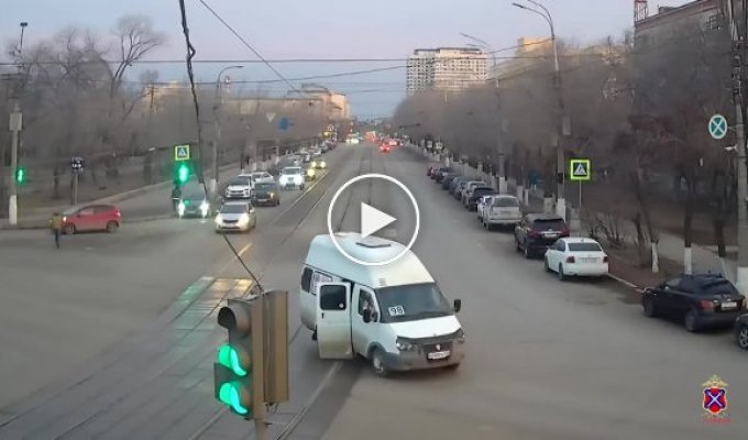 В Волгограде во время движения из маршрутки выпала девушка