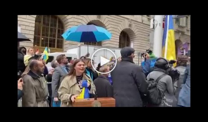 Мэр Нью-Йорка Эрик Адамс торжественно поднял украинский флаг на флагшток в центре города