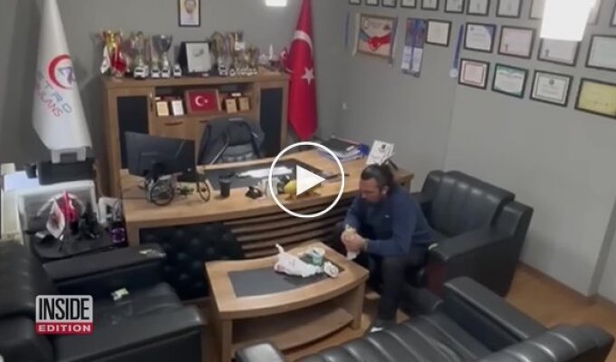 Турок спас себя от удушья, применив прием Геймлиха