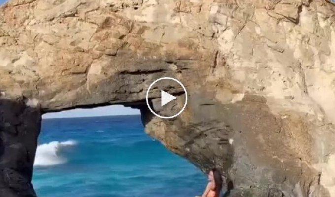 Волна снесла китайскую туристку