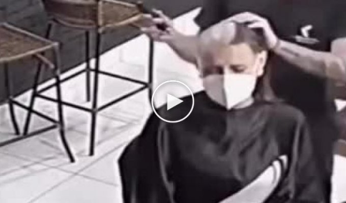 Парикмахер состриг себе волосы на голове в знак солидарности с больной раком