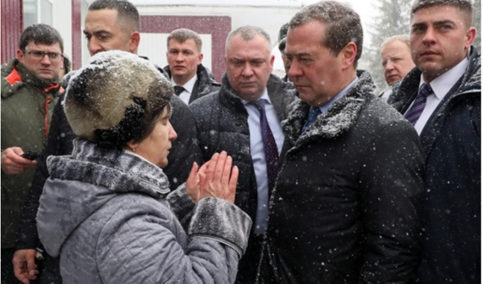 Жители села Санниково не хотят горячую воду от Медведева (2 фото)