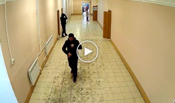 Разбойное нападение на торговый павильон попало на видео