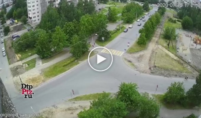 Житель Петрозаводска врезался на велосипеде в автомобиль