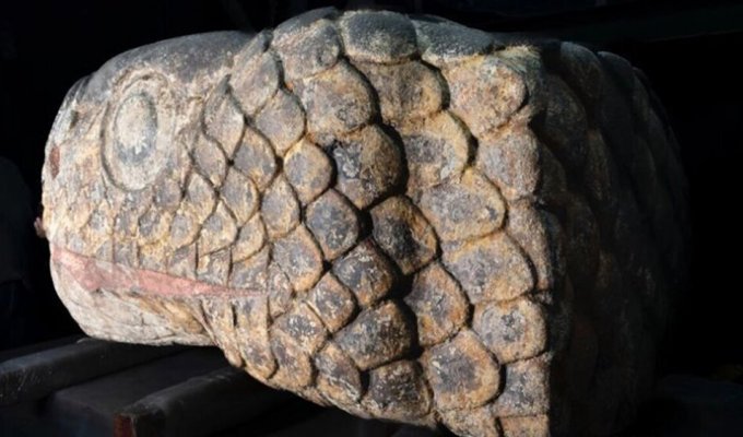 Благодаря землетрясению в Мехико обнаружили колоссальную голову змеи (4 фото)