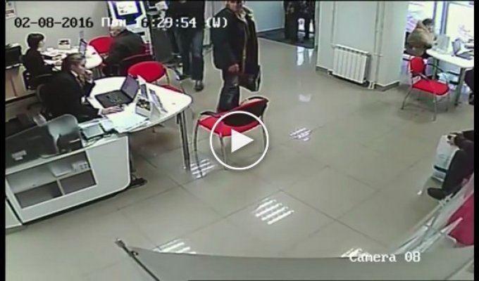 Видео неумелого ограбления банка в Запорожье