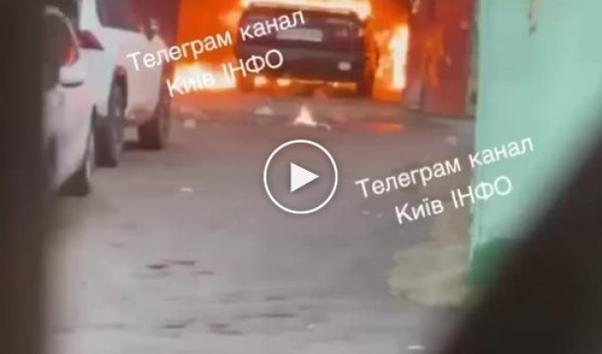 A car caught fire on the Kharkov massif in Kyiv