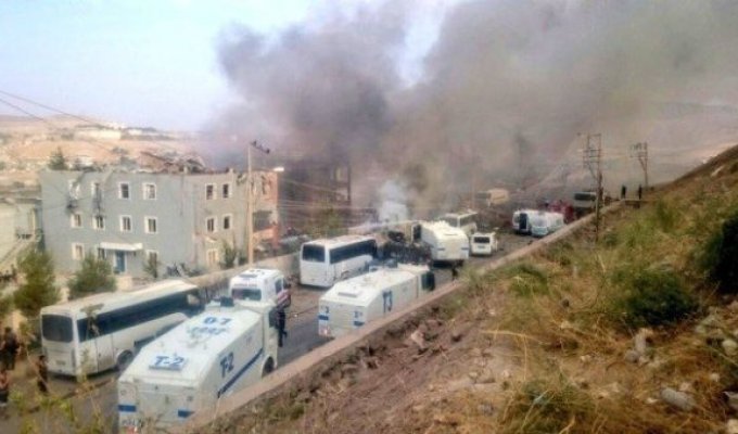 В Турции взорвали здание полиции, много убитых и раненых