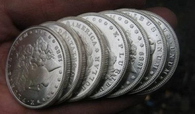 Производство фальшивых монет в Китае (13 фото)