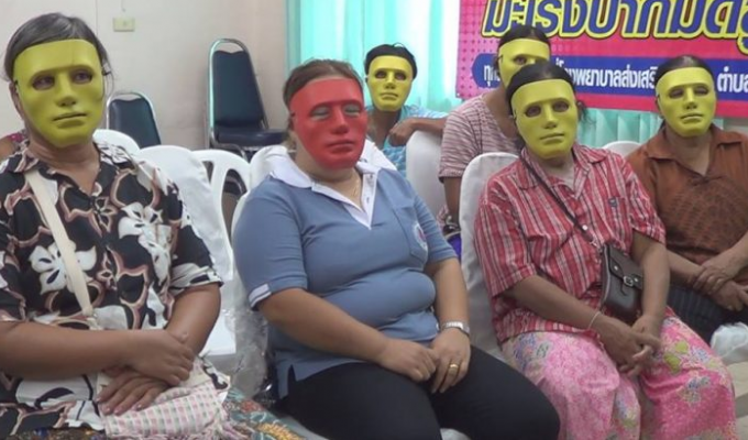 В Тайской гинекологии женщинам выдают карнавальные маски (6 фото)