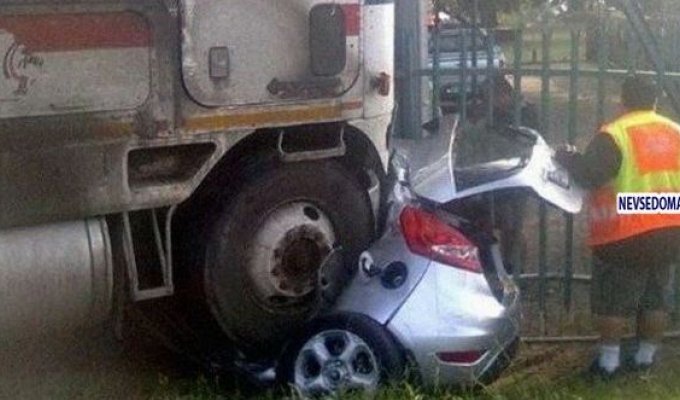 Водитель малолитражки выжил в жуткой аварии (3 фото)
