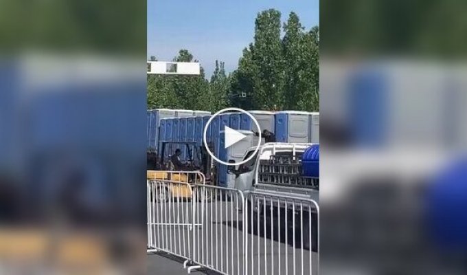 Женщина совершила незапланированное путешествие в туалетной кабинке