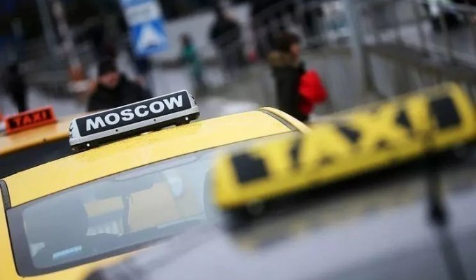 Таксист в Москве потребовал с пассажирки 14 тысяч за получасовую поездку (2 фото)