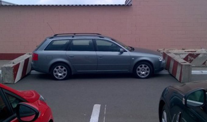 «Тяжелое» наказание за неправильную парковку (2 фото)