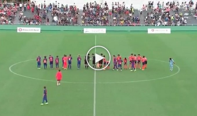 Детская команда Барселоны утешала побежденных соперников из Японии 