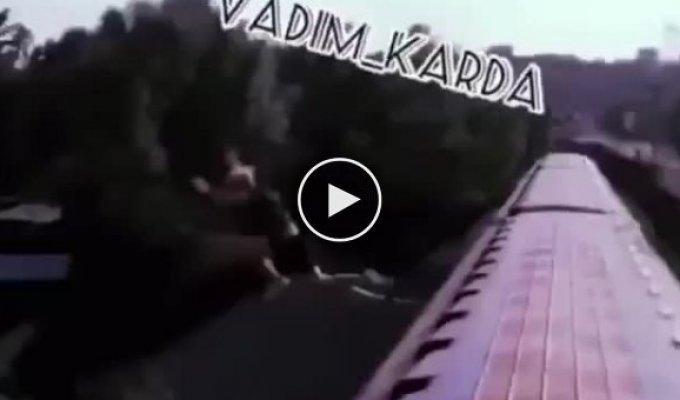Двое парней прыгнули в Днепр с вагона метро в Киеве