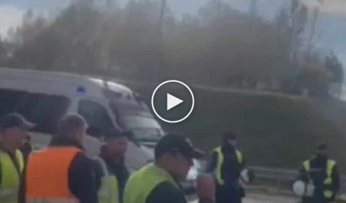 Понад 1000 вантажівок заблоковано на кордоні з Польщею