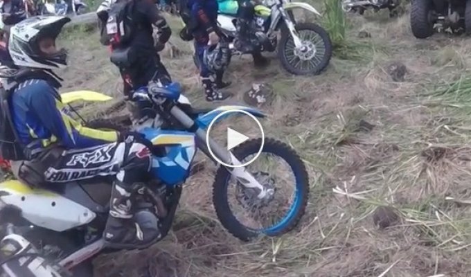 Мотоциклиста сбил слетевший со склона 20-килограммовый камень