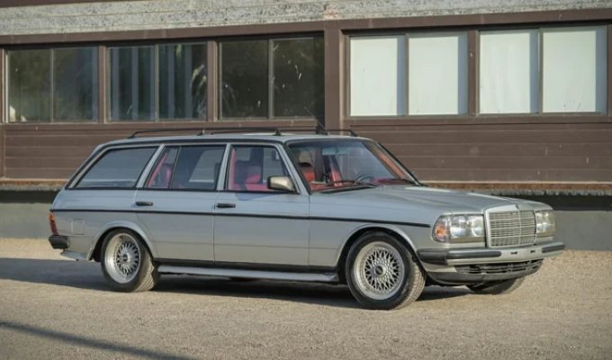 Unique Mercedes W123 AMG sold for $138,000 (5 photos)