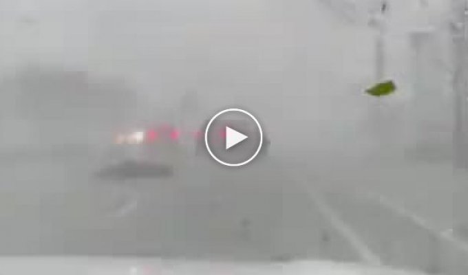 Ой, машина полетела: торнадо во Флориде поднял в воздух авто