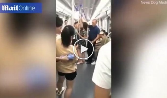 У Китаї чоловік знайшов мирний спосіб захистити дівчину від збоченця у метро