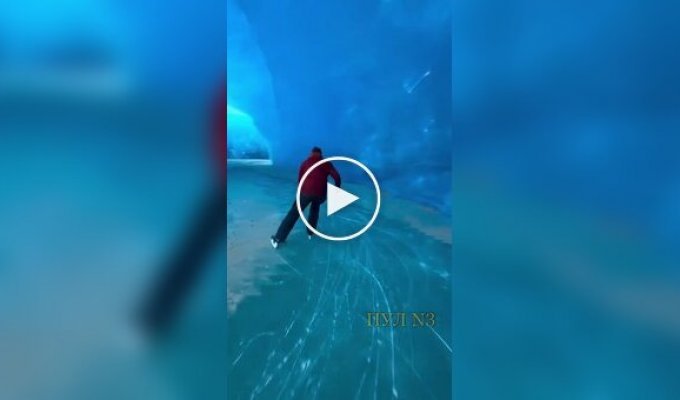 Катание внутри айсберга от норвежского энтузиаста