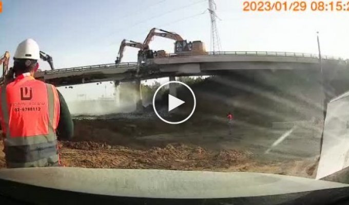 Обрушение моста со строительной техникой и рабочими попало на видео