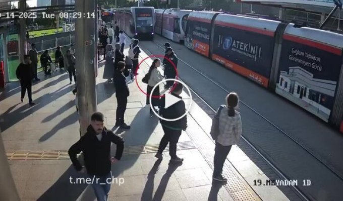 Співробітник служби безпеки в останній момент врятував неуважну жінку