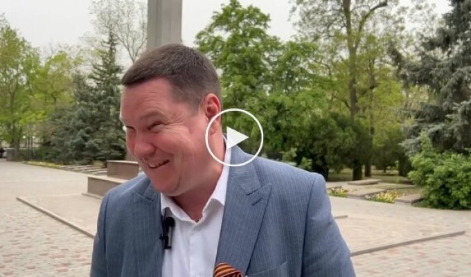 Глава оккупационной власти Новой Каховки записывает поздравление ко Дню Победы