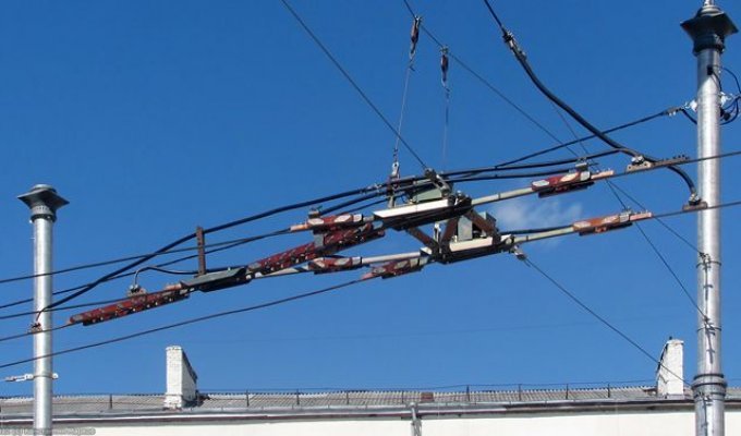 Троллейбусная стрелка и другие спецчасти контактной сети (6 фото)