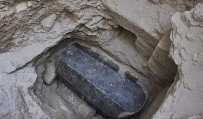 Археологи нашли в Александрии загадочный саркофаг (3 фото)
