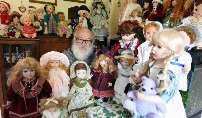 63-летний британец увлекся коллекционированием кукол, но его родные уверены, что эти куклы преследуют их (7 фото + 1 видео)